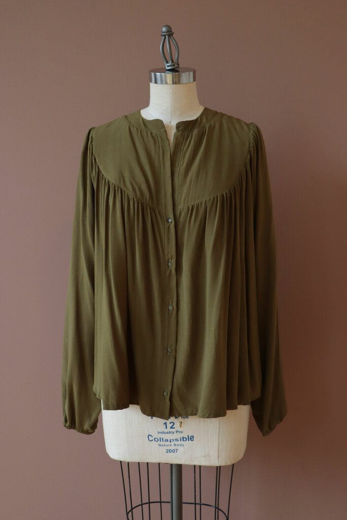 aims blouse in rayon showing more drape